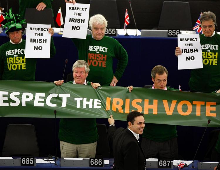EU og Irland har endnu ikke fundet en brugbar model, der kan håndtere det irske nej. Her viser en gruppe skeptikere i  Europaparlamentet deres sympati for det irske nej. 