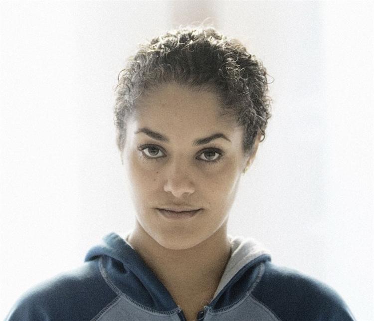 Natasja Saad sælger masser af albums efter den tragiske dødsulykke på Jamaica. 