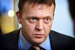 Finance Minister Lars Løkke Rasmussen says it will be difficult to muster a majority to change the unemployment benefit system. He has stopped negotiations with the Social Democratic Party. 