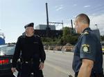 Myndighederne mener, atomkraftværket i Oskarshamn skulle have brugt uddannet sikkerhedspersonale, da alarmsystemet var ude af drift. På billedet holder politiet vagt efter en terrortrussel mod kraftværket i maj i år. (Arkivfoto) 
