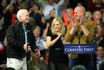 John McCain stod uden sit stærke kort Joe Blikkenslager på et vælgermøde i Ohio. 