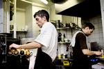Kokke og indehavere Søren  Hansen (tv.) og  Brian Johansen (th.) i køkkenet på BioM i Fredericiagade. Restauranten er den eneste i København, der har øko-certificering, men en ny mærkningsordning gør, at flere restauranter snart vil kunne markedsføre sig på en økologisk profil. Foto: Miriam Dalsgaard 