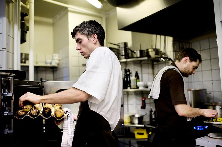 Kokke og indehavere Søren  Hansen (tv.) og  Brian Johansen (th.) i køkkenet på BioM i Fredericiagade. Restauranten er den eneste i København, der har øko-certificering, men en ny mærkningsordning gør, at flere restauranter snart vil kunne markedsføre sig på en økologisk profil. Foto: Miriam Dalsgaard 