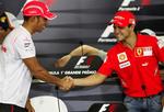Det ser venskabeligt ud, men fra kvalifikationen lørdag eftermiddag er Lewis Hamilton (til venstre) og Felipe Massa bitre konkurrenter. 