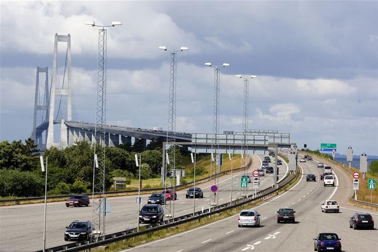 SPAREKØRSEL. En tur/retur på motorcykel og i en bil opdagede testkørerne, hvor meget man kunne spare ved at sætte farten ned. Har du 50 km til arbejde er besparelsen 5.800 kroner om året. 