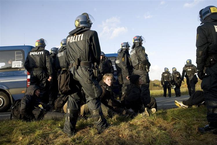 Politiet anholdt flere demonstranter efter aktionen mod Sandholmlejren. Flere af dem fik peberspray i ansiget i forbindelse med anholdelsen. 