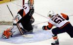 Frans Nielsen forsøgte at liste pucken ind bag Flyers-målmand Martin Biron i 3. periode, men uden held. 