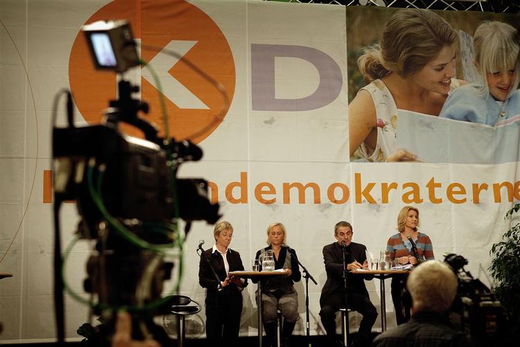 Kristendemokraterne mister medlemmer til nyt parti, efter partiets højrefløj afsatte den tidligere formand Bodil Kornbek, som her på billedet er i paneldebat på det årsmøde, der blev hendes sidste. 