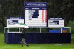 Søren Kjeldsen bliver stående øverst på leaderboardet natten over, eftersom Volvo Masters er afbrudt på grund af regn. 