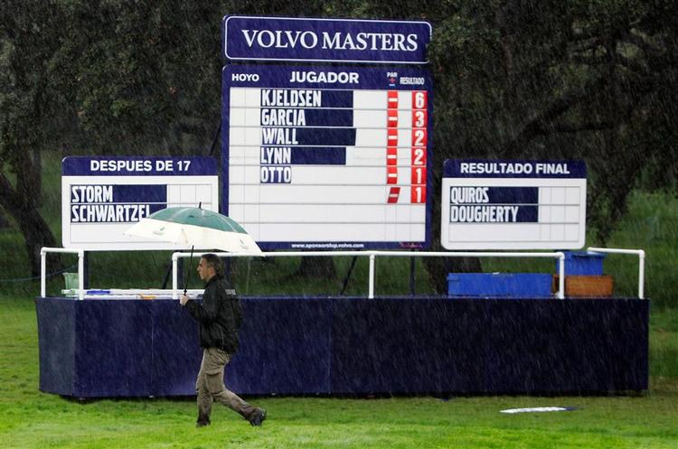 Søren Kjeldsen bliver stående øverst på leaderboardet natten over, eftersom Volvo Masters er afbrudt på grund af regn. 