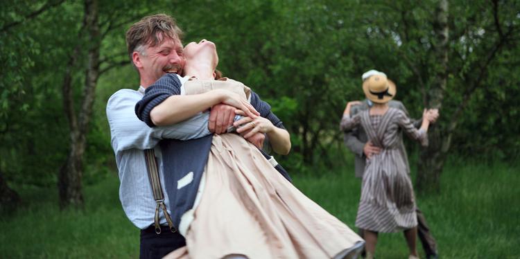 Så lykkeligt kan det se ud - men Sigfrid (Mikael Persbrandt) er en fyldebøtte og dertil både voldelig og en buk, så Maria  (Maria Heiskanen) søger tilflugt i  fotografiets  verden. Foto: SandrewMetronome 