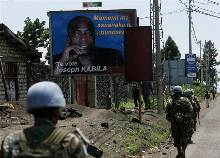 FN soldater under en plakat af DR Congos præsident Joseph Kamila. I byen Goma, 31. oktober. 