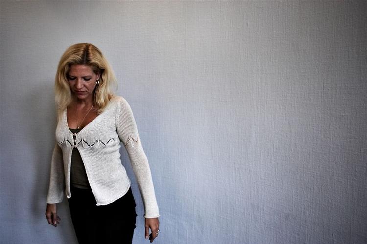 Den svenske succesforfatter har set sig nødsaget til at forsvare sin debutbog, som anklages for at bygge på løgn og opspind. 