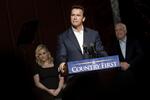 Arnold Schwarzenegger anbefaler amerikanerne at stemme på John McCain, der står i baggrunden til højre. Til venstre ses McCains datter Meghan McCain. 