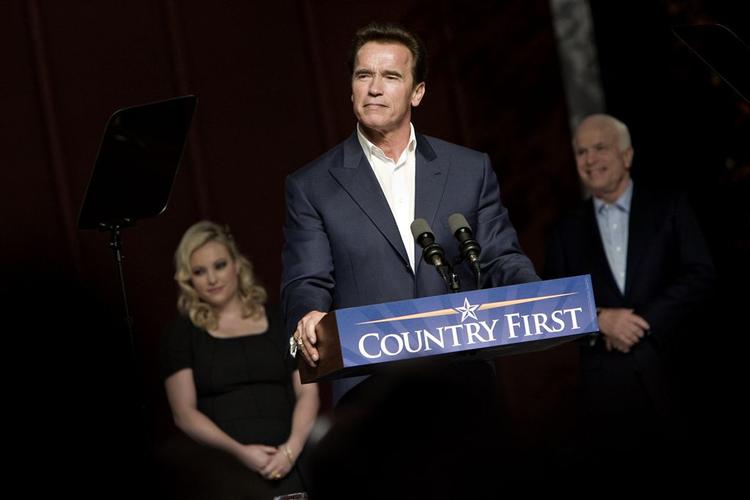 Arnold Schwarzenegger anbefaler amerikanerne at stemme på John McCain, der står i baggrunden til højre. Til venstre ses McCains datter Meghan McCain. 
