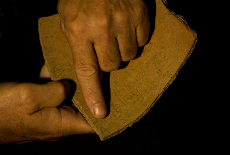 Her det potteskår, som for nylig blev fundet under en udgravning. Arkæologen Yossi Garfinkel fra Hebrew University i Jerusalem viser frem. 