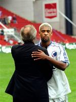 David Nielsen omfavner FCK's formand Flemming Østergaard efter en kamp i 2004. 
