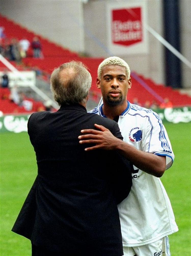 David Nielsen omfavner FCK's formand Flemming Østergaard efter en kamp i 2004. 