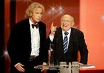 Tysk tv's årlige prisshow er en glat affære med Thomas Gottschalk i rollen som ål i smoking. Men han kunne ikke sno sig ud af en sønderlemmende kritik af tysk tv's manglende kvalitet leveret af 88-årige Marcel Reich-Ranicki, der nægtede at modtage sin pris. Foto: Oliver Berg/DPA 