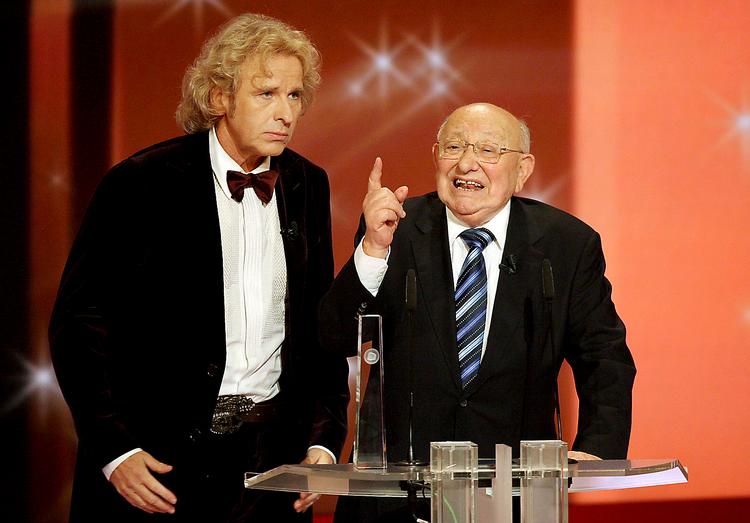 Tysk tv's årlige prisshow er en glat affære med Thomas Gottschalk i rollen som ål i smoking. Men han kunne ikke sno sig ud af en sønderlemmende kritik af tysk tv's manglende kvalitet leveret af 88-årige Marcel Reich-Ranicki, der nægtede at modtage sin pris. Foto: Oliver Berg/DPA 