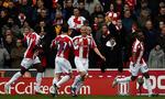 Stoke-spillerne fejrer deres første mål mod Arsenal. 