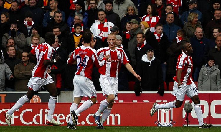 Stoke-spillerne fejrer deres første mål mod Arsenal. 