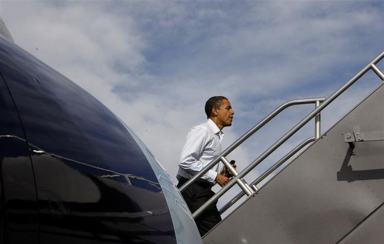 Obama på vej ombord på flyet i Las Vegas. 