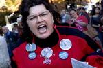 Juanita Hockenberry giver igen til demonstrater, der kritiserer John McCain. 