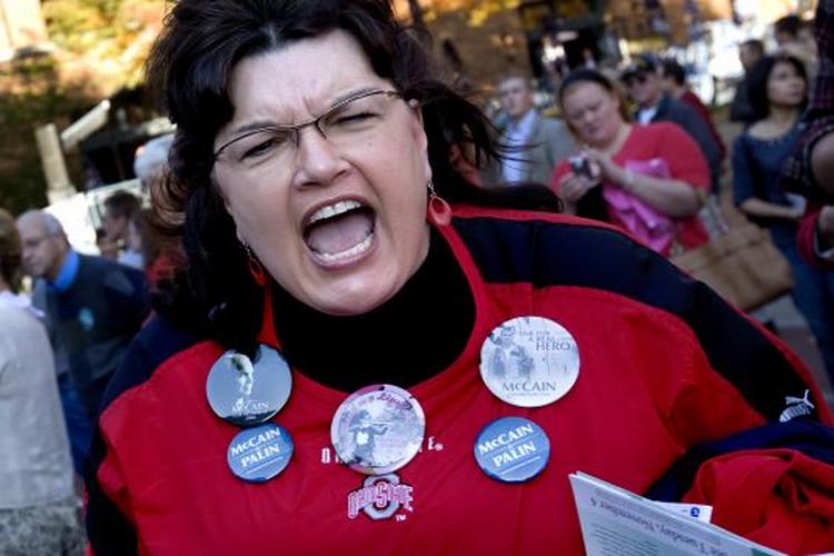 Juanita Hockenberry giver igen til demonstrater, der kritiserer John McCain. 