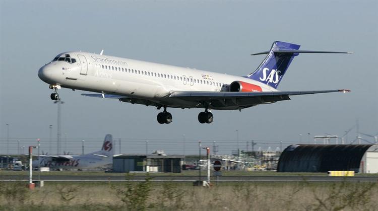 Et fly i MD-80-serien foretog en sikkerhedslanding på grund af en revne i ruden. Arkivfoto 