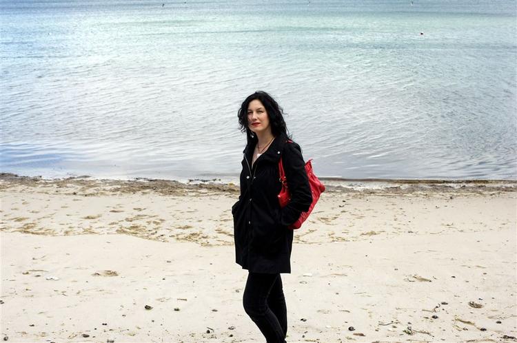 Udsyn. Høj himmel, vid horisont. Lone Hørslev har erfaret, hvordan hendes historier påvirkes af, hvor hun bor og skriver. Til daglig som nabo til Vadehavet. Foto: Rasmus Baaner 