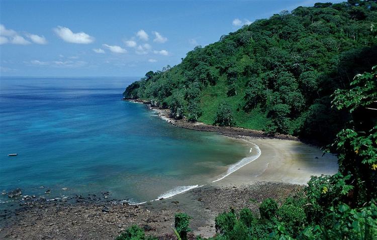 Øen Aguas Buena - ikke langt fra denne ø i Stillehavet - menes at have været hjemsted for en figur, der senere lå til grund for historien om Robinson Crusoe. 