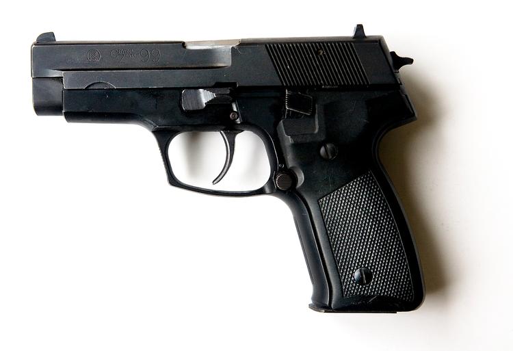 De forældreløse børneagenter er ikke blege for at gribe til hverken knojern eller pistol for at klare modstanderne.  Arkivfoto: Zeranico 