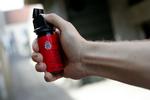 Politiet beskyldes nu for hensynsløst at bruge peberspray på en kvinde på nær afstand, og ikke at hjælpe hende, da hun bagefter ligger blændet og panikslagen på jorden. 