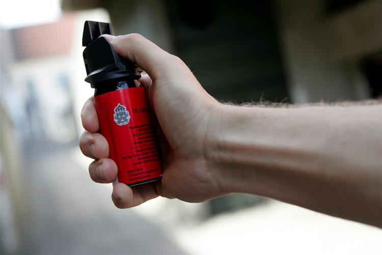Politiet beskyldes nu for hensynsløst at bruge peberspray på en kvinde på nær afstand, og ikke at hjælpe hende, da hun bagefter ligger blændet og panikslagen på jorden. 