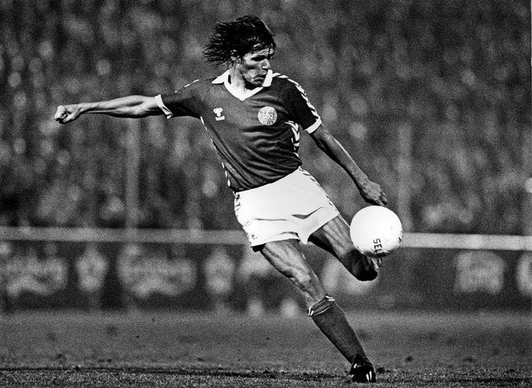 Den unge Frank Arnesen, som indøvede sit fodboldmæssige artisteri ude ved volden på Christianshavn, udviklede sig til 'grønsværens balletmester'. Her er landsholdsspilleren i kampen Danmark-Italien i juni 1981 i Idrætsparken. Foto: Per Kjærbye 