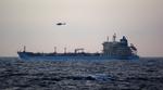 Den danske Lynx-helikopter fra kommandoskibet 'Absalon' hænger over tankskibet 'Britta Mærsk', som kort forinden er blevet beskudt af pirater i Aden Bugten ved Somalia. 