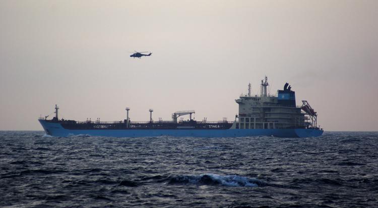 Den danske Lynx-helikopter fra kommandoskibet 'Absalon' hænger over tankskibet 'Britta Mærsk', som kort forinden er blevet beskudt af pirater i Aden Bugten ved Somalia. 