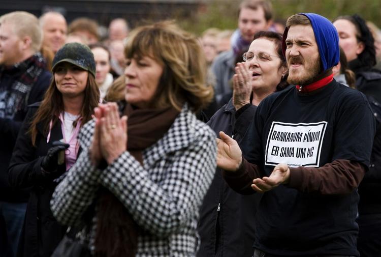 Demonstranter foran regeringsbygningen i Reykjavik for tre uger siden. På mandens t-shirt står der: "Din bank interesserer sig ikke for dig". 