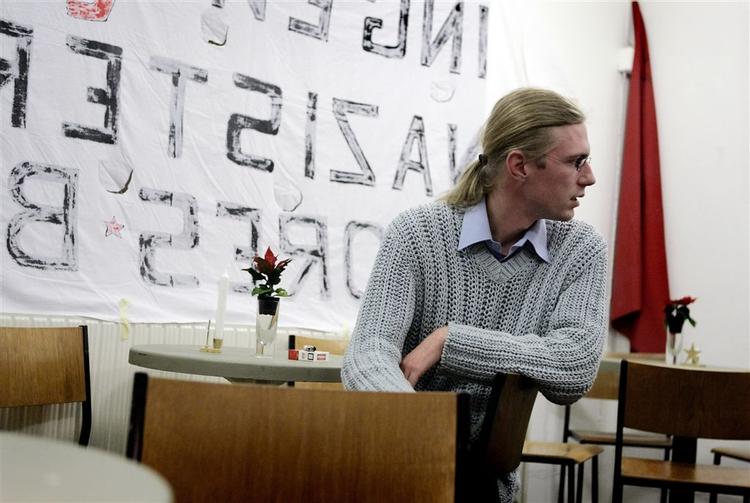 Den 28-årige Peter Hegner Bonfils er talsmand for Antiracistisk Netværk i Århus og det seneste offer for den politiske vold i landets næststørste by. 