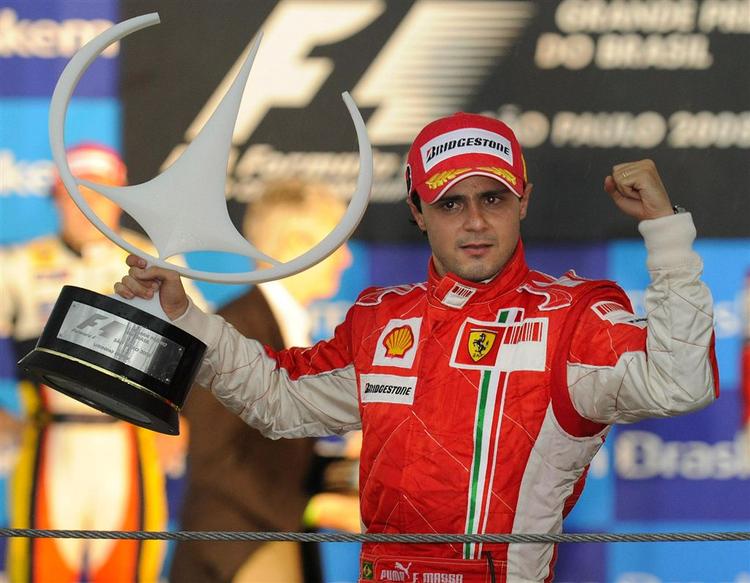 Da Felipe Massa havde fået tåret sine øjne, fik han overrakt trofæet som vinder af det brasilianske grandprix. 