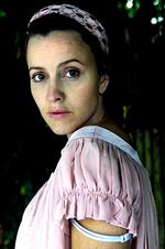 Marie Louise Wille. 38 år. Spiller Mille i dramaserien 'Sommer' på DR og har tidligere lavet blandt andet børne-tv. Uddannet fra Statens Teaterskole i 2002. 
