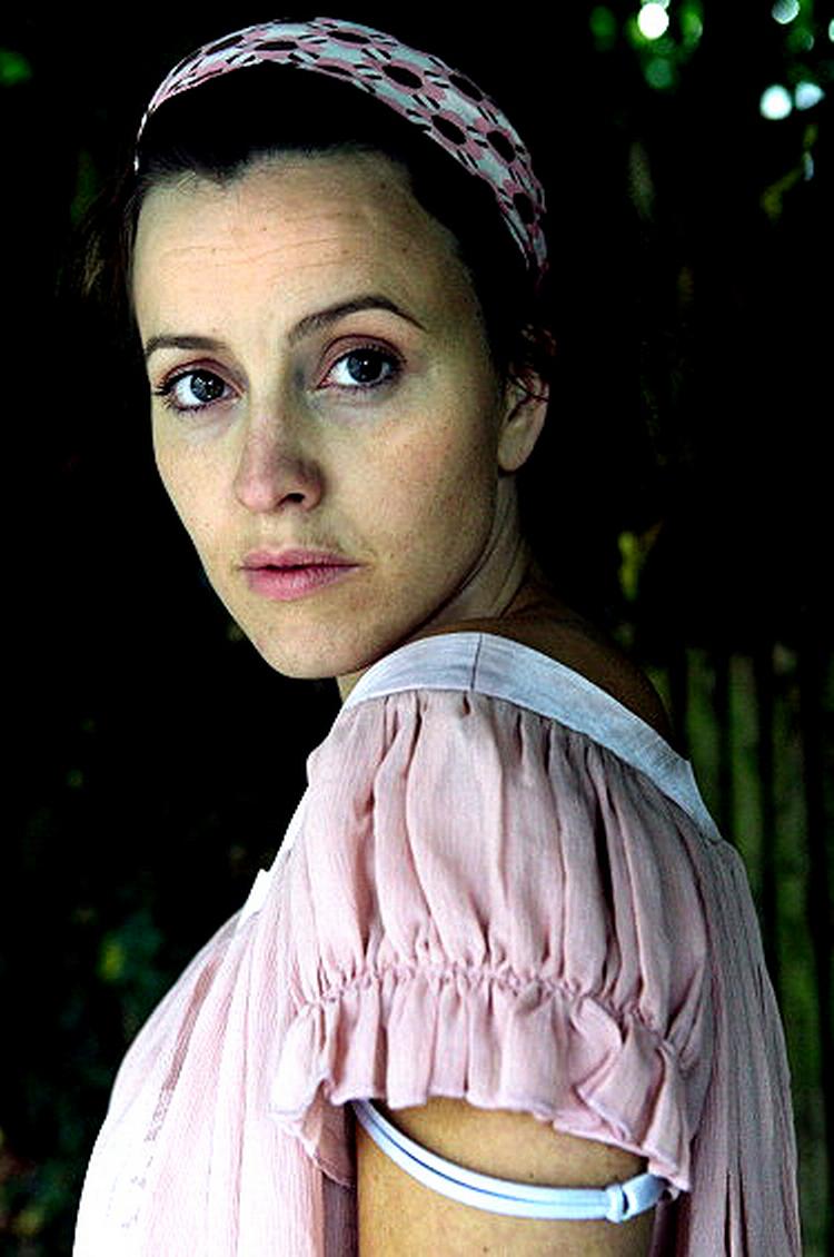 Marie Louise Wille. 38 år. Spiller Mille i dramaserien 'Sommer' på DR og har tidligere lavet blandt andet børne-tv. Uddannet fra Statens Teaterskole i 2002. 