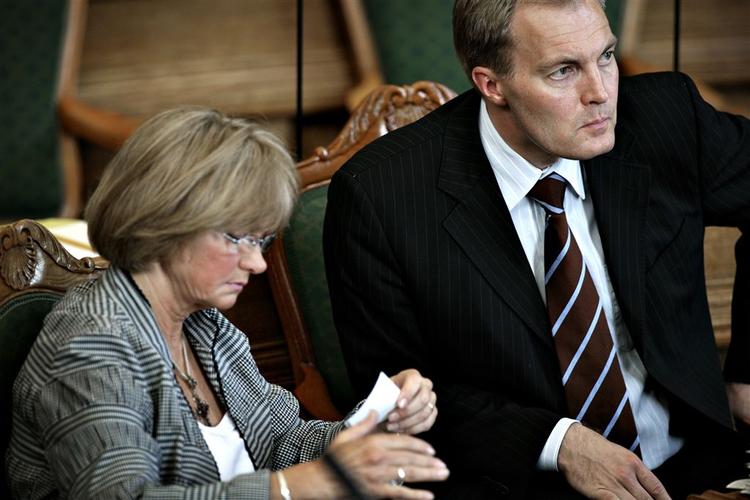 Pia Kjærsgaard har spurgt regeringen, om de har forsøgt at forhandle en hjemsendelsesaftale på plads med Tunesien. Men regeringen har ikke svaret ordentligt på spørgsmålet, mener retsordfører Peter Skaarup, der nu langer ud efter regeringen. 