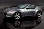 Nissan 370 Z dukker først op i et videospil, noget senere i rigtige bilforretninger. Dansk pris vil være mindst 800.000 kroner. 