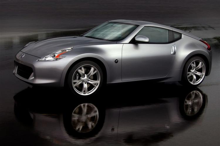 Nissan 370 Z dukker først op i et videospil, noget senere i rigtige bilforretninger. Dansk pris vil være mindst 800.000 kroner. 