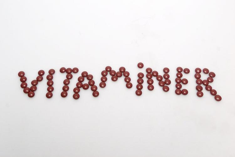 Det er ikke nødvendigt at kaste penge efter vitaminpiller. Det er bedre bare at spise sundt, lyder det fra Forbrugerrådet. 
