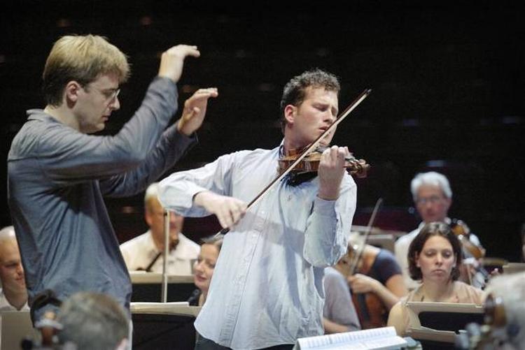 DR Symfoniorkestret på vej til Berlin. Her ses Thomas Dausgaard under prøven på Carl Nielsens Violinkoncert. 