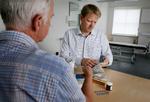 Regeringen vil nedbringe antallet af sygedage hos de kommunalt ansatte. Men der er mange kommunalt ansatte som ender hos deres praktiserende læge. 