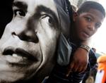 Emma Anitube, 53, og barnebarnet Devin Bell, 11, står udenfor Joe Louis Arena i Detroit før et Obama-arrangement. 